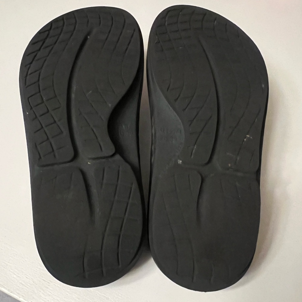 ⚪️ OOFOS Classic Flip Flops ⚪️ - Picture 5 of 5